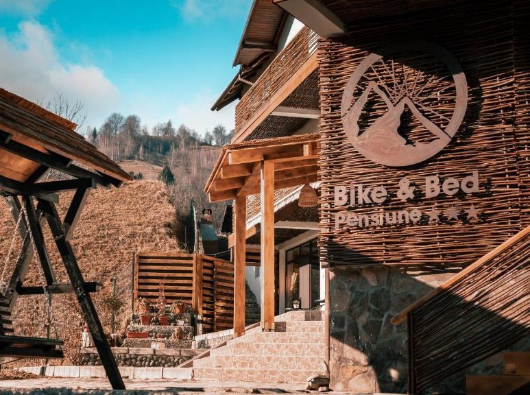 Pensiunea Bike&Bed – grădină și vedere la munte